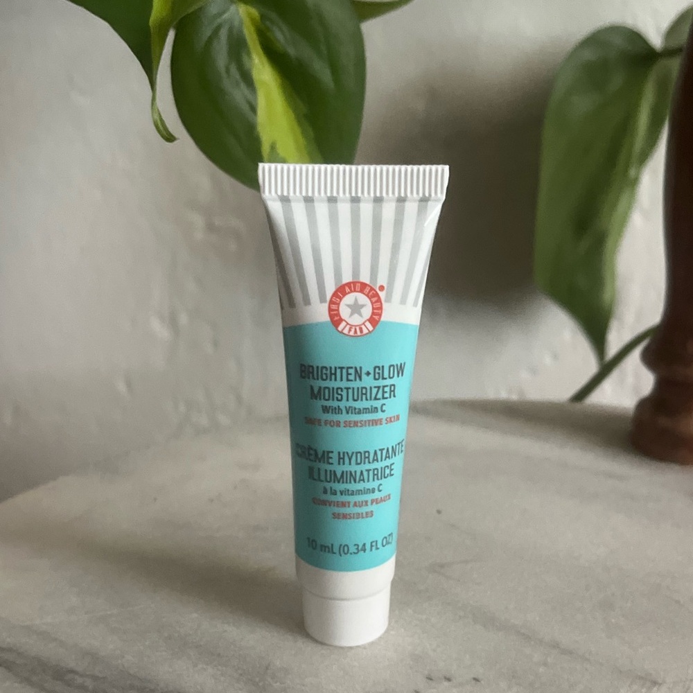 ✨$4 first aid beauty fab brighten glow moisturizer with vitamin c mini